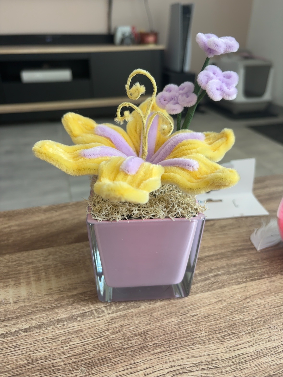 Paire de barrettes à fleurs en fil chenille rose, sur une carte Maison Bloomyra